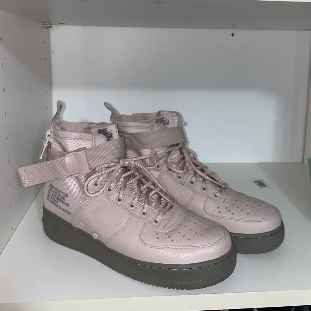 (Women’s)  Nike SF Air Force 1 Mid shoes